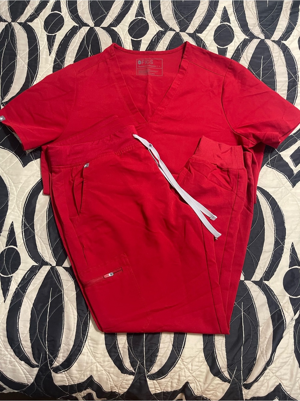 FIGS Red Casma Three-Pocket Top & High-Waisted Zamora Jogger Scrub Set Large